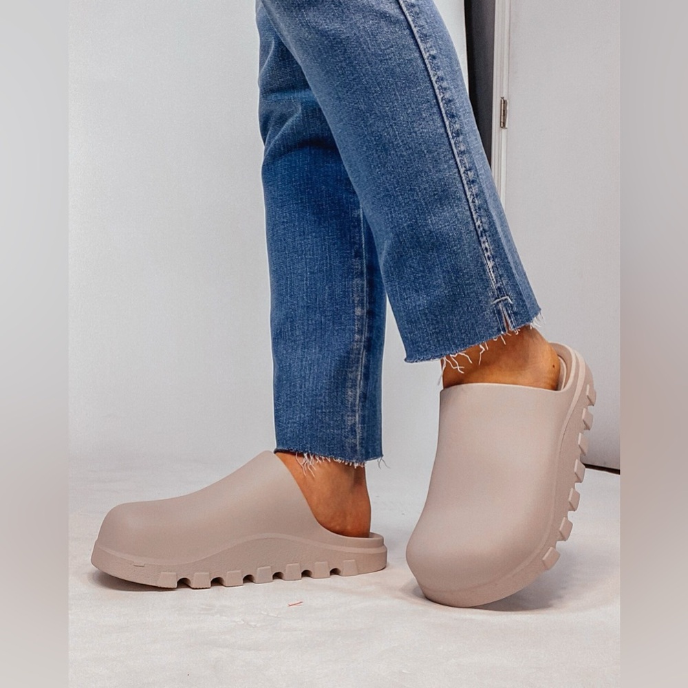 Women's Lightweight Slip-On Clog in Taupe